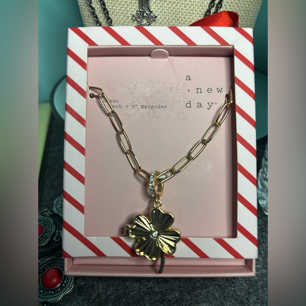 Four-Leaf Clover Locket Necklace NIB - Picture 2 of 4